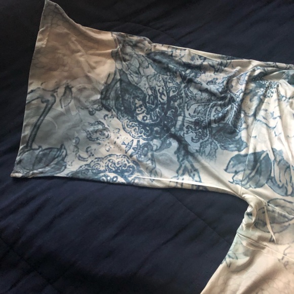 A figure hugging yet still dazzling swish of a fun blue & white flowered dress! - Picture 7 of 8